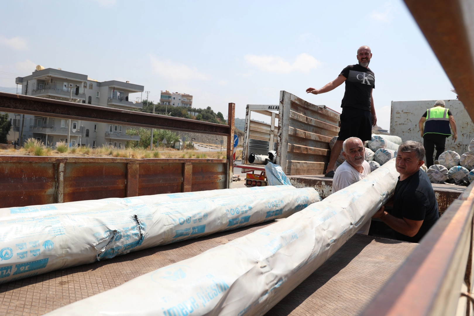 Antalya’dan Yangınzedelere Destek: Çiftçilere Sera Naylonu Yardımı