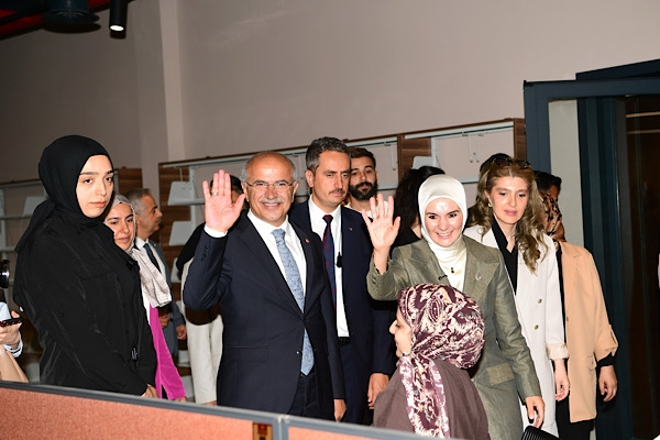  Bakan Göktaş, Malatya Şehir Kütüphanesi’ni ziyaret etti