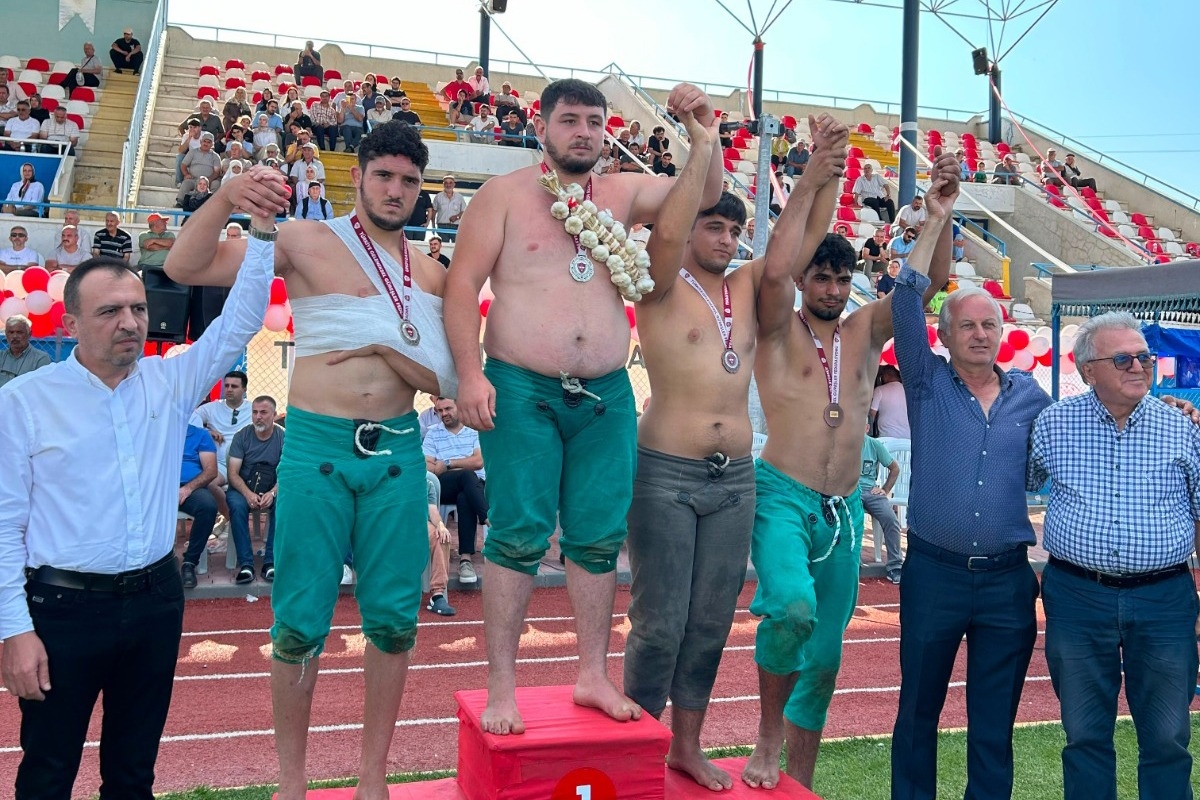 Bursa Büyükşehir Belediyesporlu güreşçilerden 8 madalya ve 2 kupa