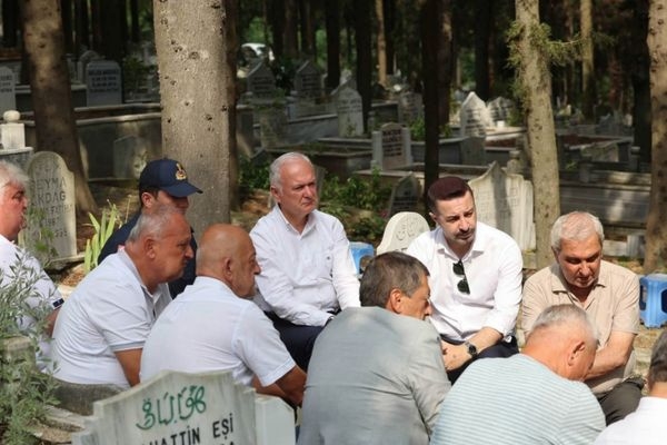 Deprem şehitleri 27. yılında kabirleri başında anıldı