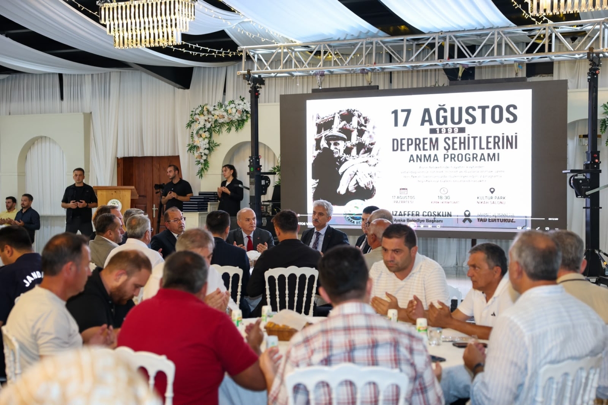 Başkan Özlü, deprem şehitlerini anma programına katıldı