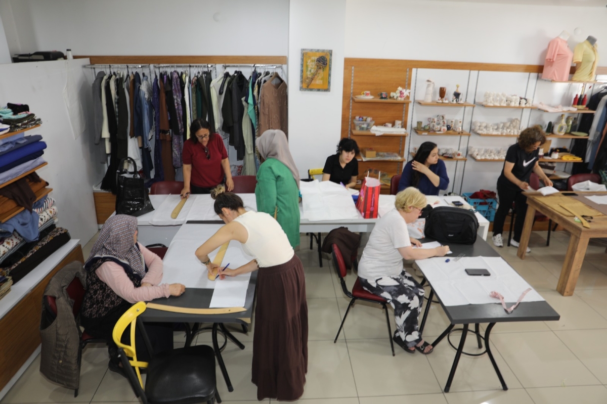 İzmit’te kadınlar yaz tatilini dikiş kursunda değerlendiriyor