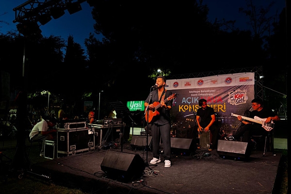 Maltepe’de açık hava konserinde 90’lar şarkıları seslendirildi