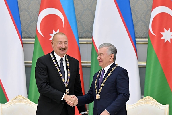 Aliyev ve Mirziyoyev’e Taşkent’te karşılıklı nişan takdim edildi