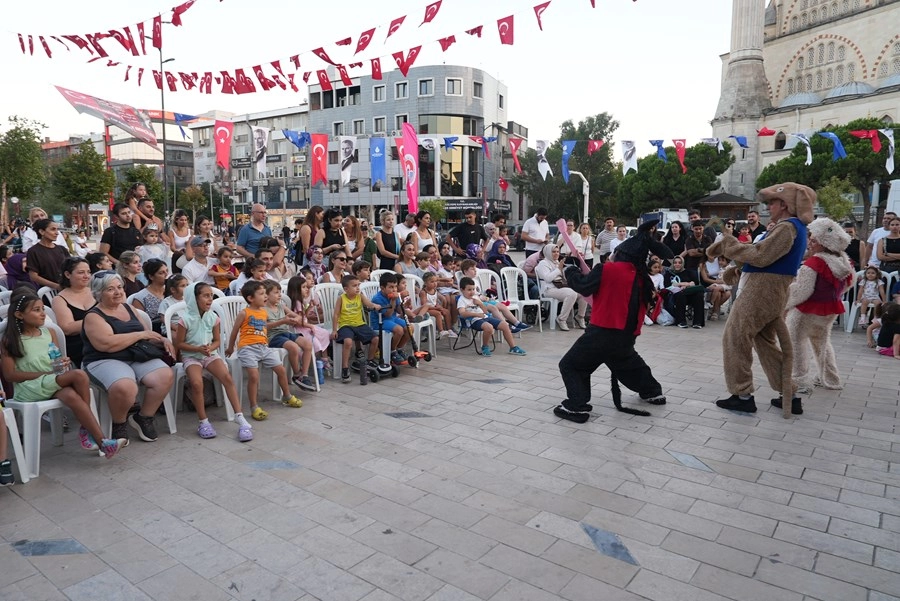 Maltepe’de Çocuklar Yaz Tatilini Tiyatroyla Renklendiriyor