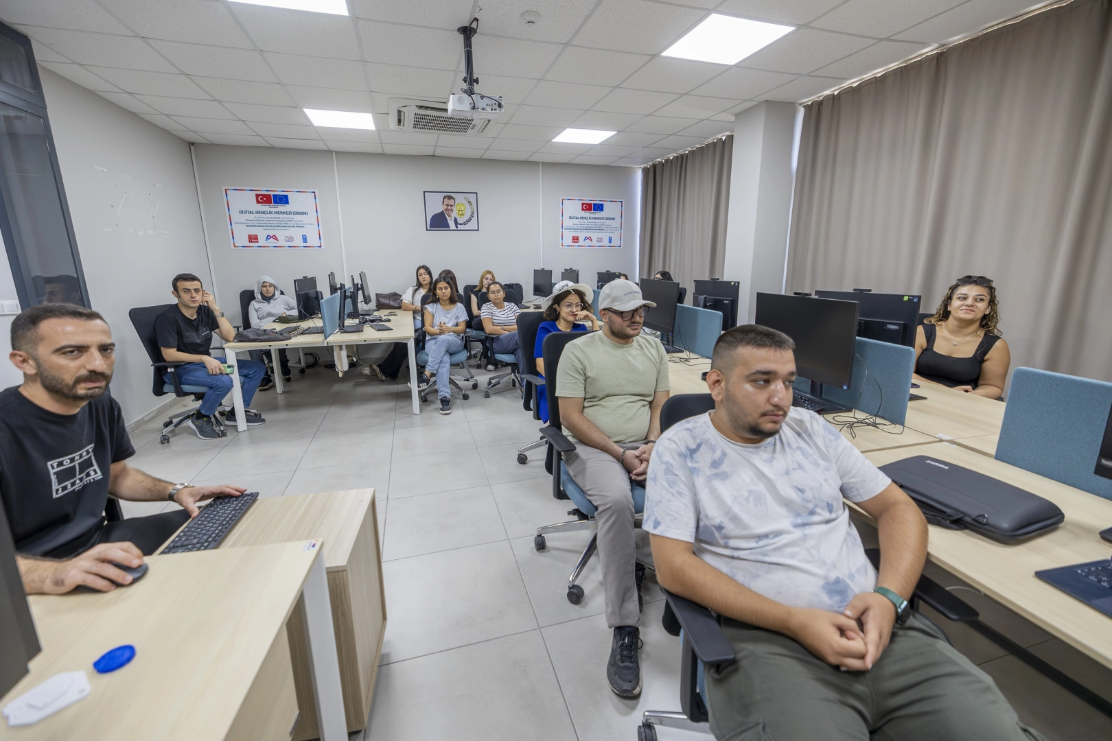 Mersin’de Gençlere Yönelik Dijital Beceri Eğitimleri Sürüyor