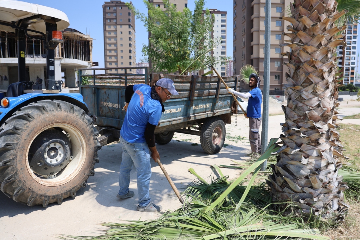 Toroslar’da park ve yeşil alanlarda bakım çalışmaları sürüyor