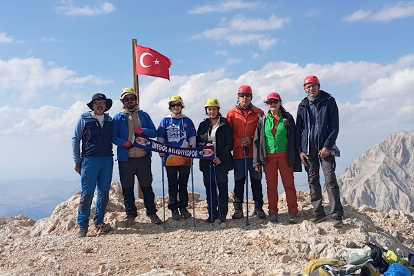 İnegöl Belediye Spor Kulübü sporcularından Aladağlar zirvelerine tırmanış