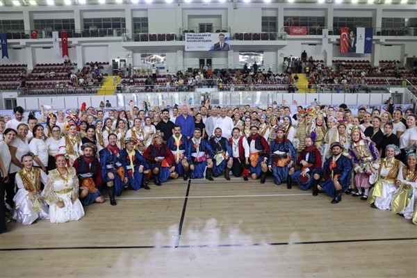İzmir’de Balkan Halk Dansları kursunun final gösterisi düzenlendi