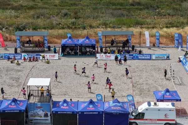 Erciyes’te 2 bin 200 metrede plaj hentbolu