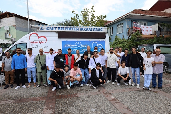 İzmit’te umre yolculuğuna çıkacak vatandaşlar uğurlandı