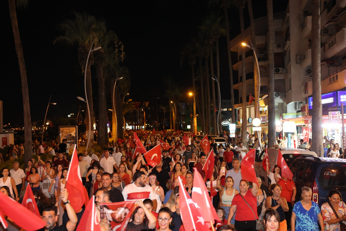 Marmaris’te 30 Ağustos Zafer Bayramı sessiz fener alayıyla kutlandı