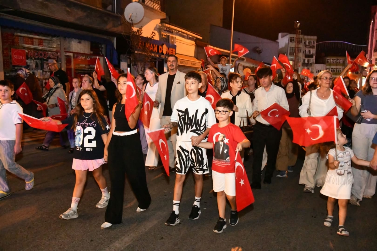 Keşan’da 30 Ağustos Zafer Bayramı fener alayı ve konserle kutlandı