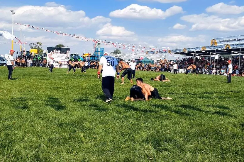 İpsala’da Yağlı Güreş Heyecanı: Başpehlivan Erkan Taş Oldu