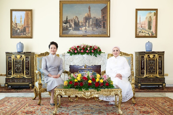 Peng Liyuan Mısır Cumhurbaşkanı’nın eşi Entissar Amer ile çay sohbetinde buluştu