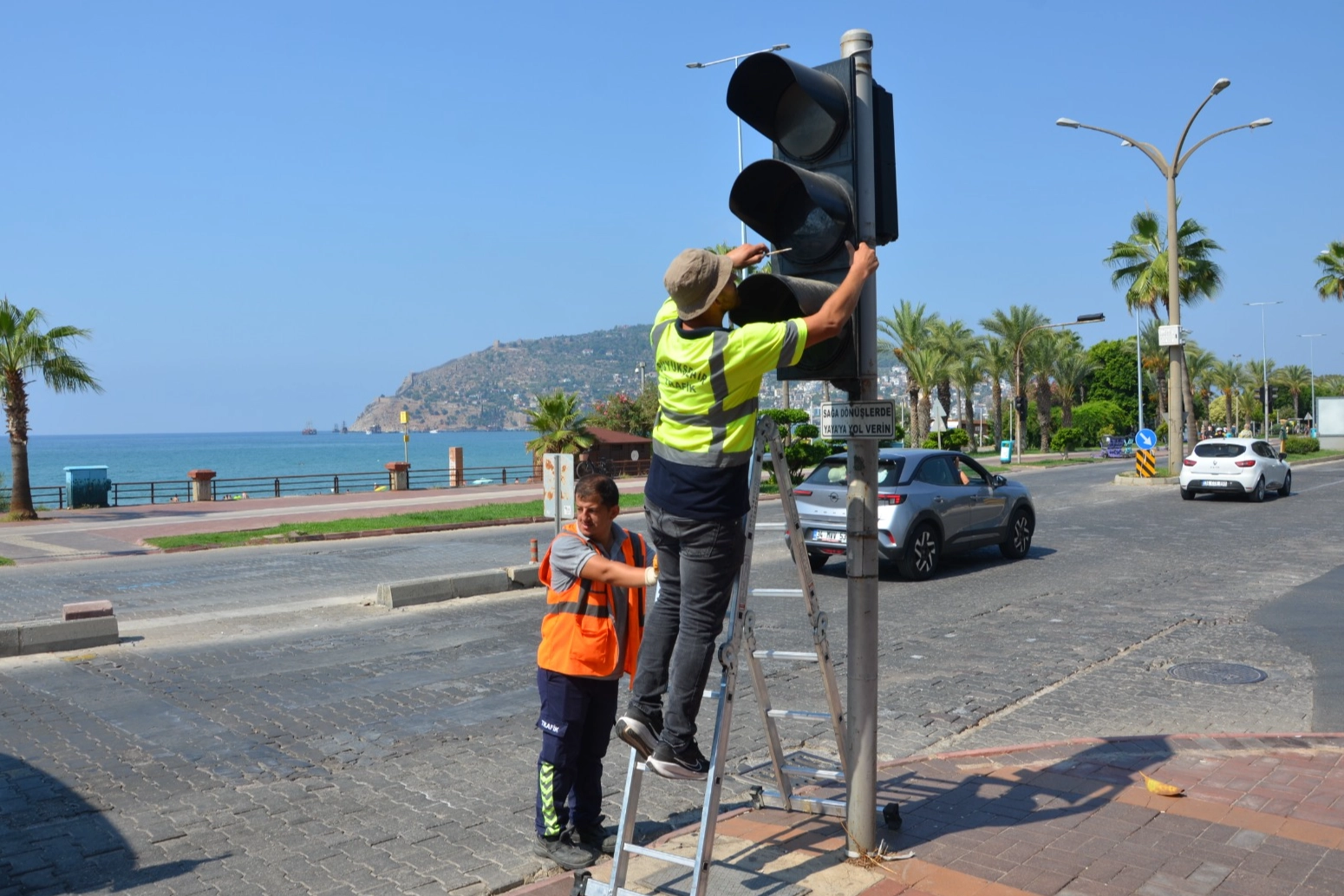 Antalya’da Okul Çevrelerinde Trafik Güvenliği İçin Bakım Çalışması Başlatıldı