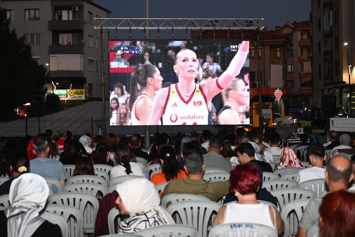 Isparta’da Filenin Sultanları’nın şampiyonluk maçı dev ekrandan izlendi