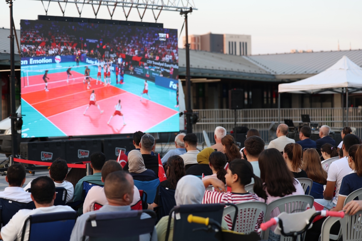 Osmangazi Meydanı’nda Filenin Sultanları heyecanı yaşandı