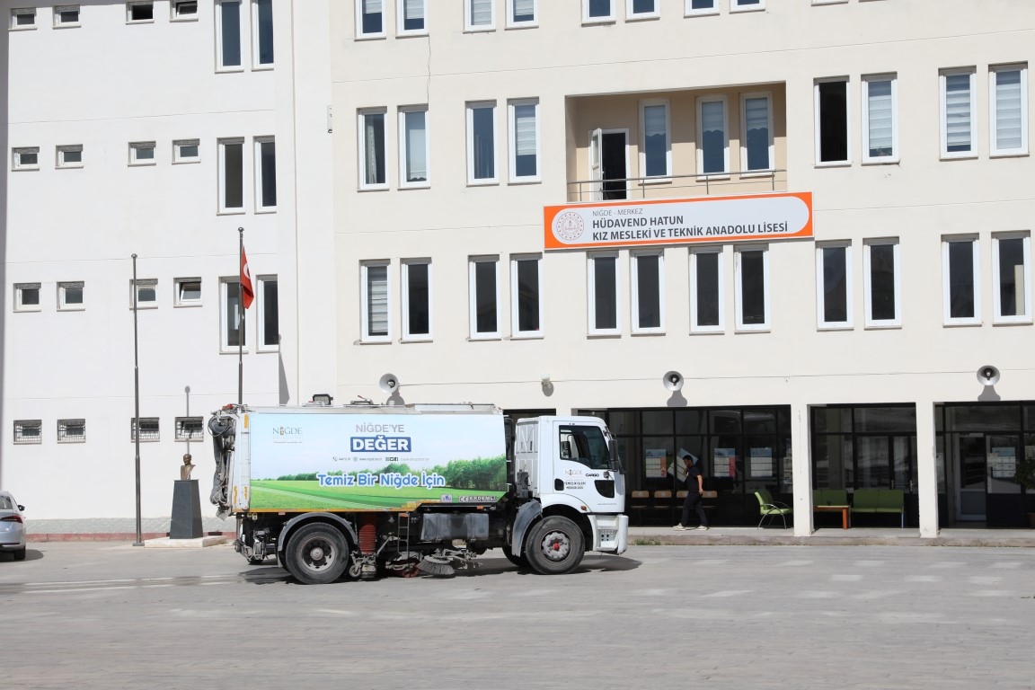 Niğde Belediyesi okullarda temizlik ve dezenfeksiyon çalışması yaptı