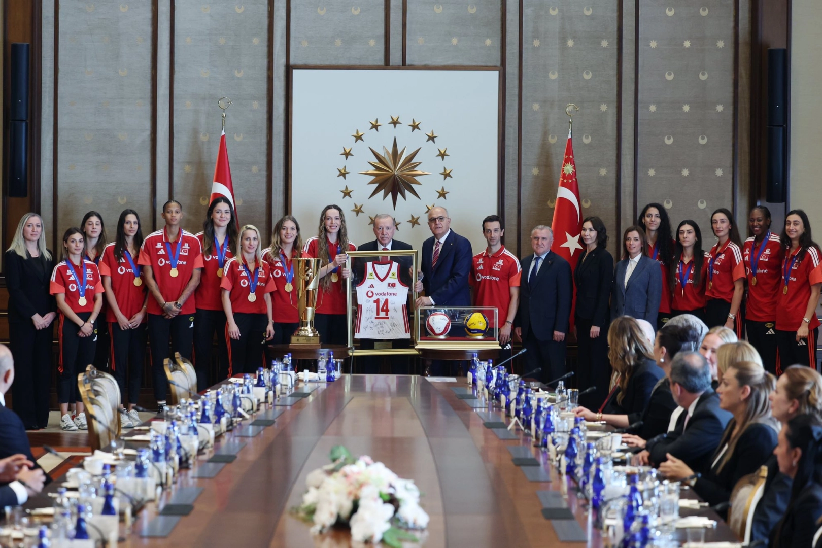 Cumhurbaşkanı Erdoğan’dan Şampiyon Voleybolculara Tebrik