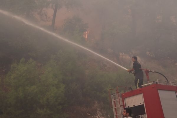 Kumluca’da orman yangınına müdahale sürüyor