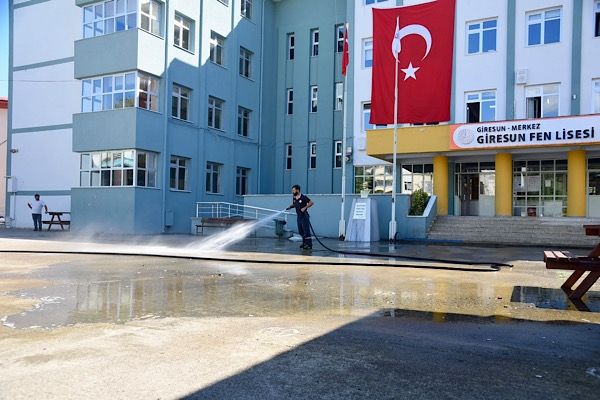 Giresun'da okulların bahçelerinde temizlik çalışması başlatıldı
