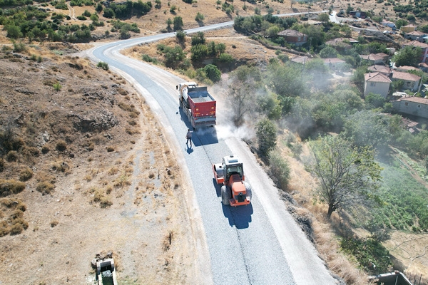 Manisa'da Kırkağaç-Akhisar bağlantı yolunda sathi kaplama çalışması yapıldı