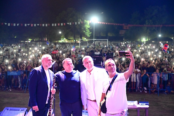 Kırkağaç'ta kurtuluş yıl dönümü ve kavun festivali kapsamında konser düzenlendi