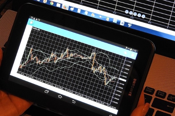 Brent petrol 100 doların üzerinde seyrini koruyor