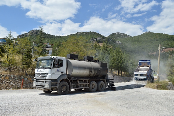 Antalya’da Bademli Mahallesi’ne 1,4 kilometrelik sathi asfalt çalışması