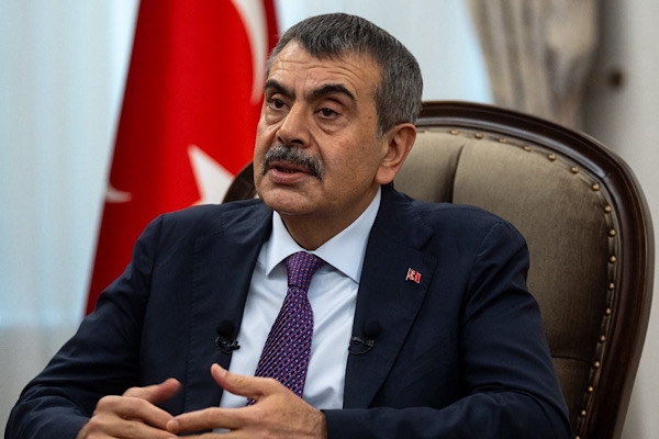 Bakan Tekin, Ahmet Mithat Ortaokulunu ziyaret etti
