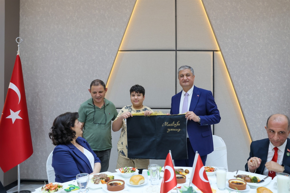 Adana’da gaziler onuruna yemek programı düzenlendi