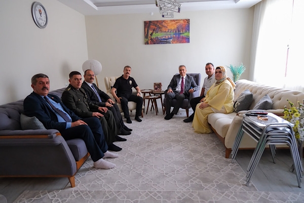 Vali Çiçek, gazi Bayram Ali Koşar'ı ziyaret etti
