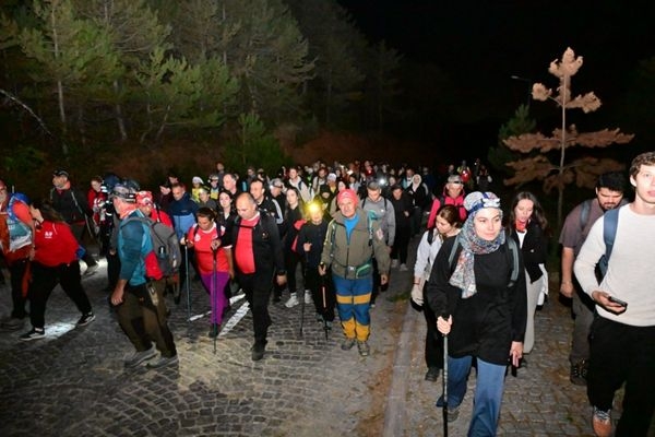 Spil Dağı’nda gün doğumu yürüyüşü düzenlendi