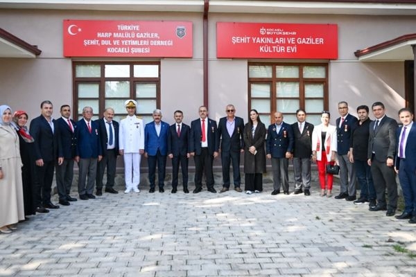 Kocaeli Valisi Aktaş’tan Gaziler Günü dolayısıyla dernek ziyareti