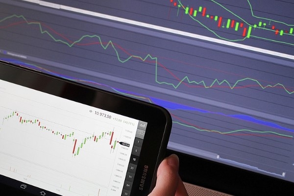 Piyasalarda fon akışları ve haber gündemi öne çıkıyor
