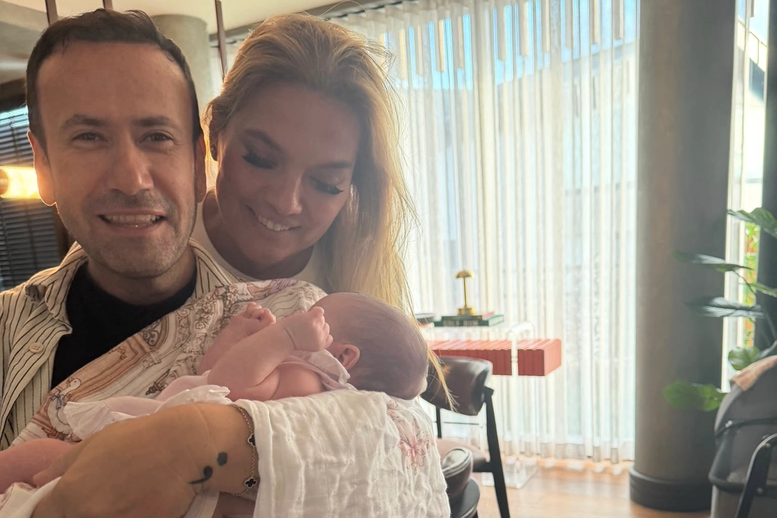 Demet Akalın’dan Berkay ve Özlem Ada Şahin’in Minik Kızı Mihre’ye Ziyaret
