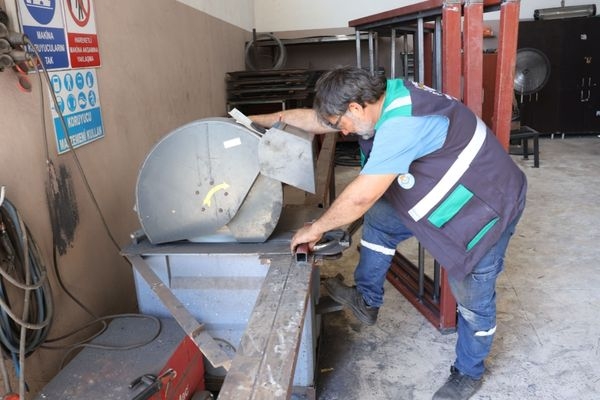 Haliliye Belediyesi kent mobilyalarını kendi atölyelerinde üretiyor