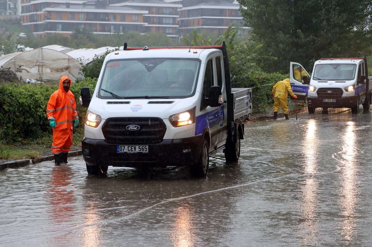 Yalova’da yağış sonrası tıkanan noktalara müdahale