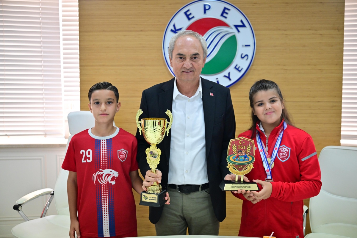 Kepez’in genç şampiyonları Başkan Kocagöz’ü ziyaret etti