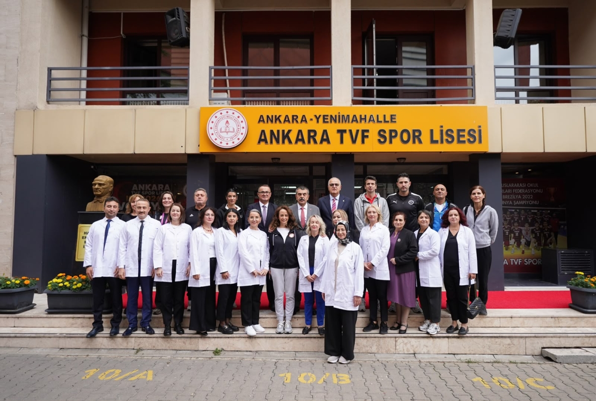 Bakan Tekin, dünya şampiyonu öğrencilerle Ankara TVF Spor Lisesinde buluştu