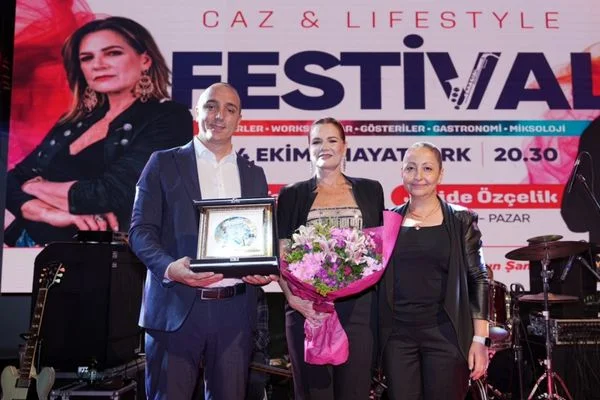 Konyaaltı Caz Festivali’nde ilk gün Birsen Tezer sahne aldı