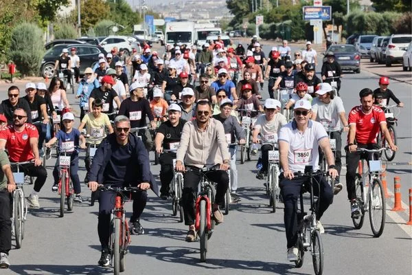 Kayseri’de doktorlar sağlıklı yaşam için pedal çevirdi