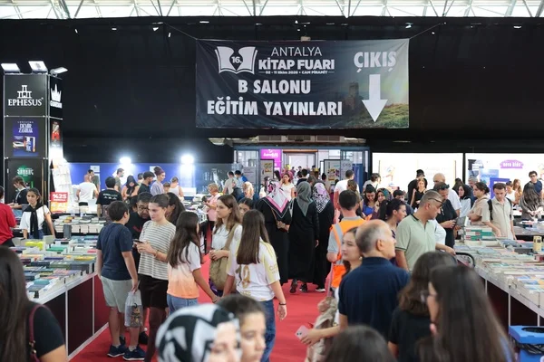 Başkan Vekili Özdemir: Antalya Kitap Fuarı’nda yeni rekor