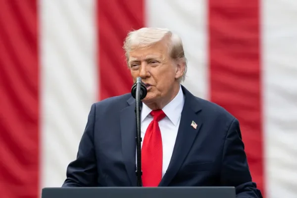Trump RSBN'nin yayınlarına övgü dolu paylaşım yaptı