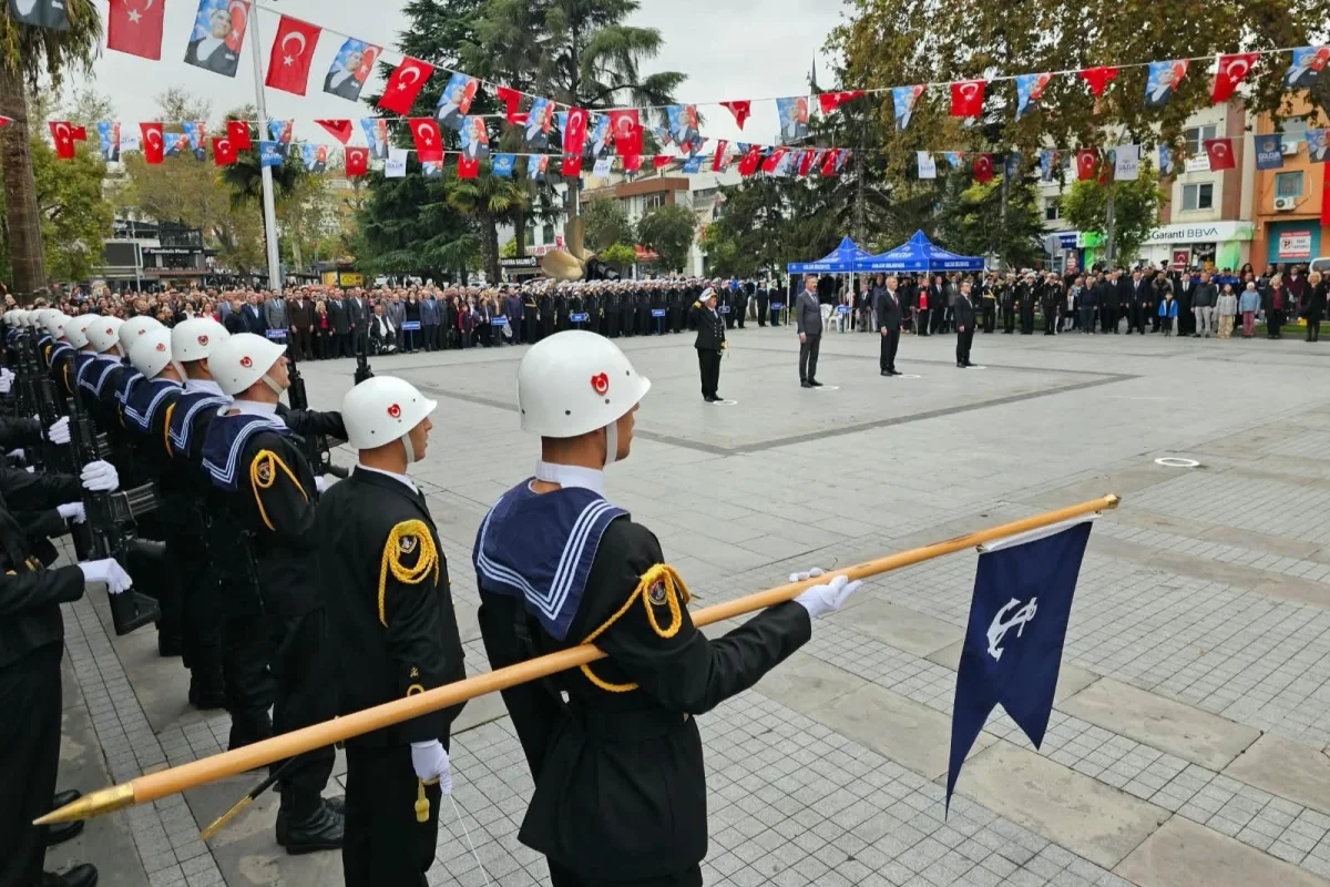 Gölcük'te Cumhuriyet kutlamaları çelenk sunma töreniyle başladı