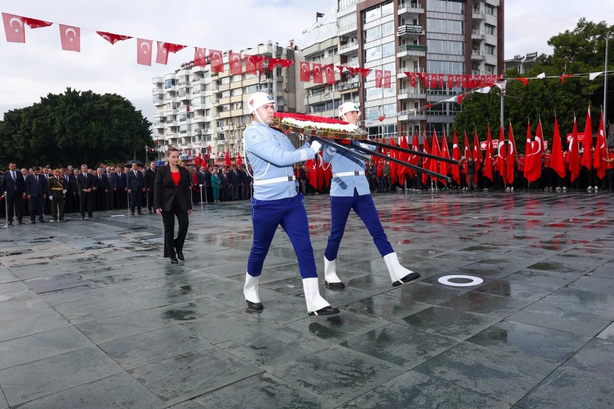 Antalya’da 29 Ekim kutlamaları Cumhuriyet Meydanı’nda başladı