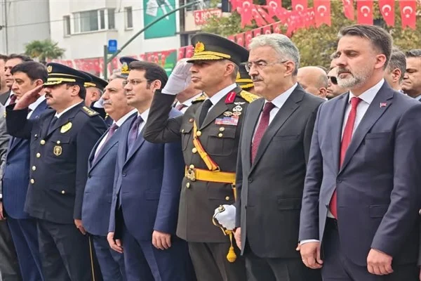 Bursa’da Cumhuriyet Bayramı kutlamaları çelenk töreniyle başladı