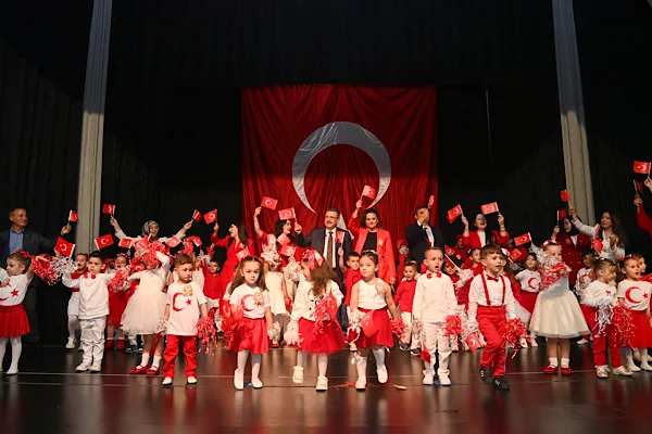Trabzon’da minikler Cumhuriyet Balosu’nda buluştu