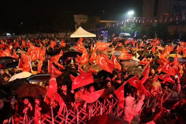 Bursa’da yağmura rağmen Cumhuriyet coşkusu yaşandı